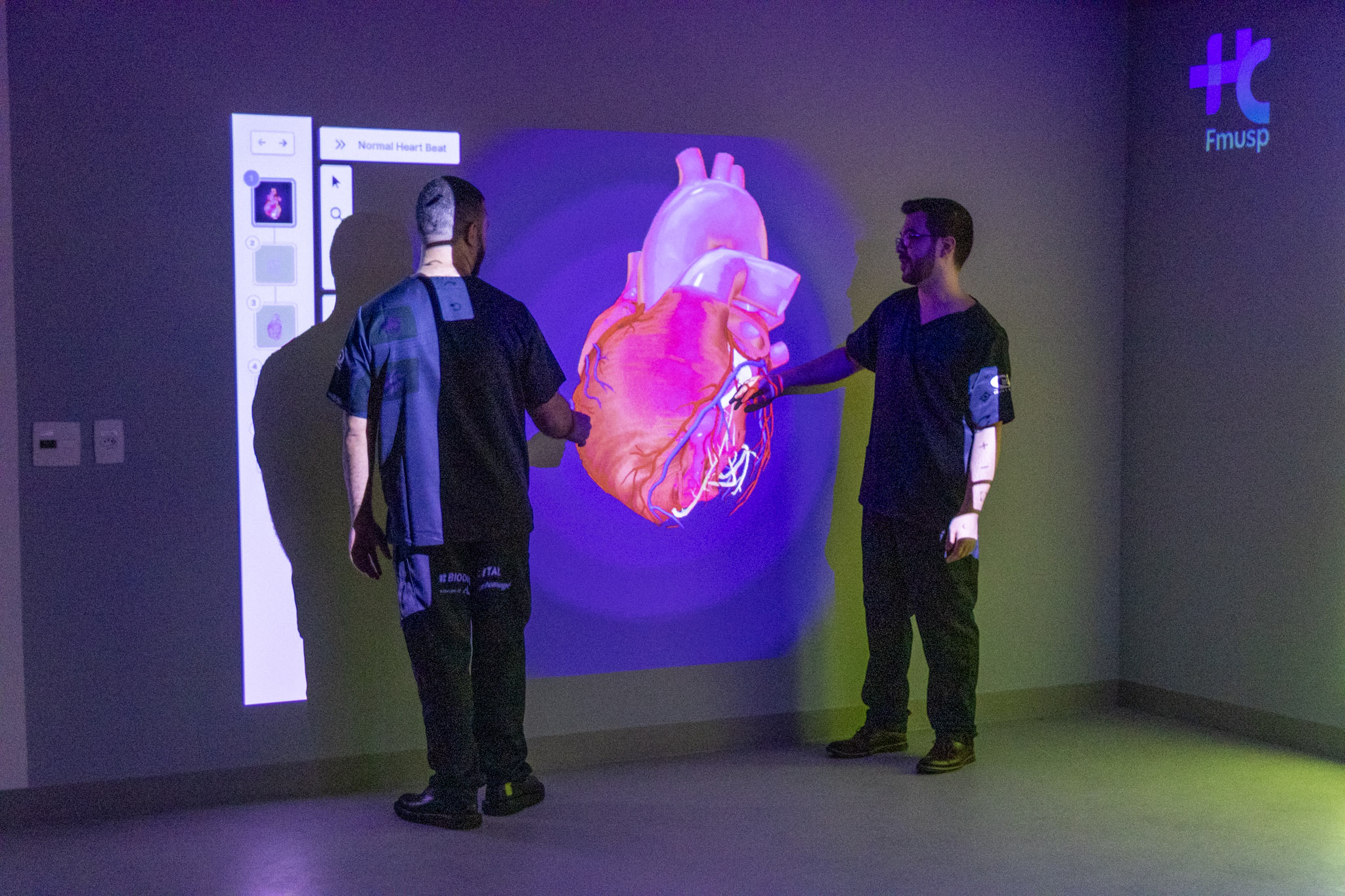 Especialização em Cardiologia no Ensino InCor (HC-FMUSP): profissionais em aula com holograma 3D do coração