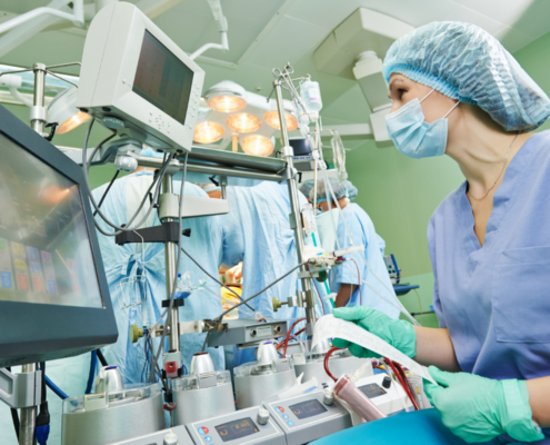 Porfissional perfusionista mulher em uma sala de cirurgia
