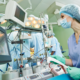 Porfissional perfusionista mulher em uma sala de cirurgia