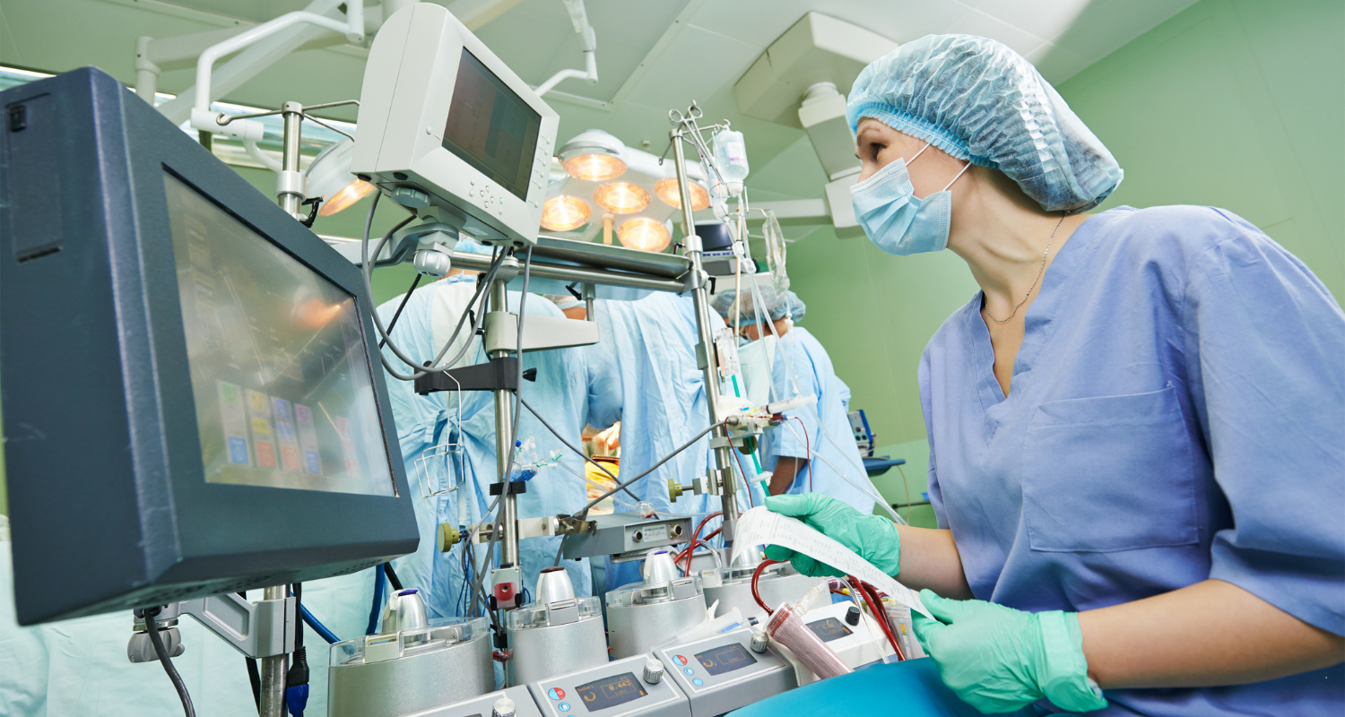 Porfissional perfusionista mulher em uma sala de cirurgia