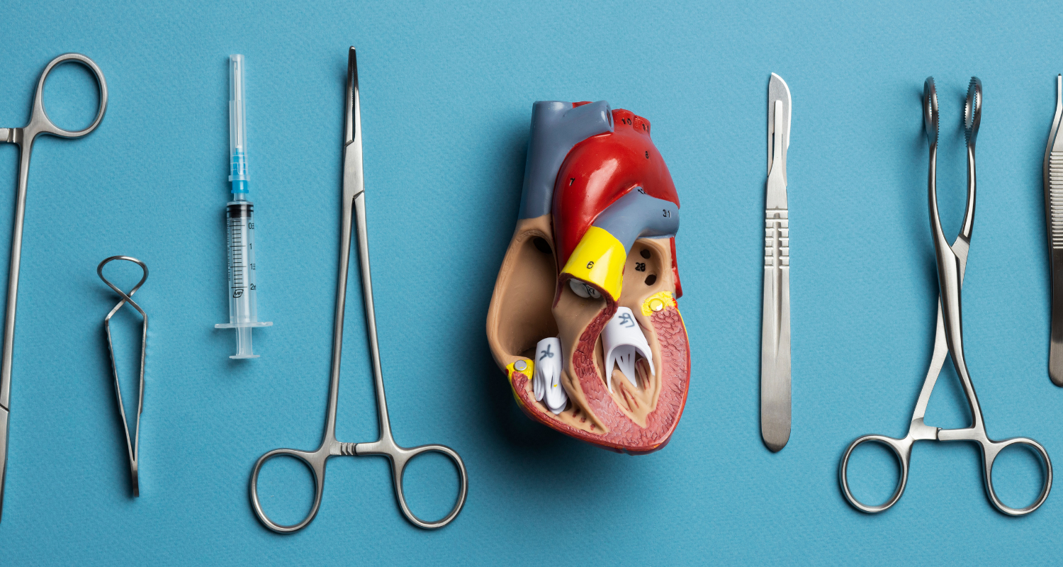 Num fundo azul claro, há instrumentos simples de cirurgia cardiovascular um do lado do outro e no centro temos um objetivo anatômico de um coração com transcateter