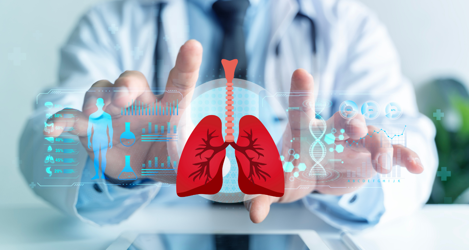Foto com aproximação nas mãos de um médico sentado frente a uma projeção digital do pulmão e dados do paciente para representar os procedimentos de embolia pulmonar
