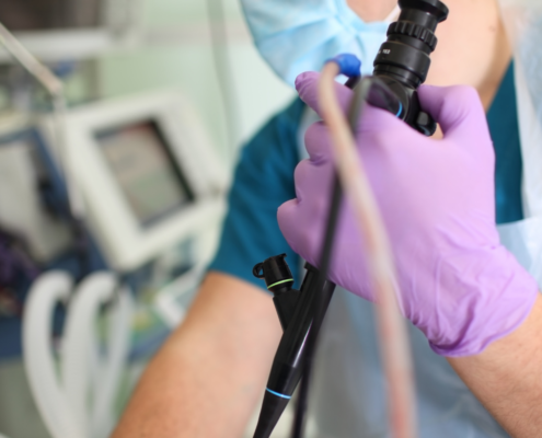 Médico fazendo uso de instrumento para broncoscopia rígida representando o uso de Stents