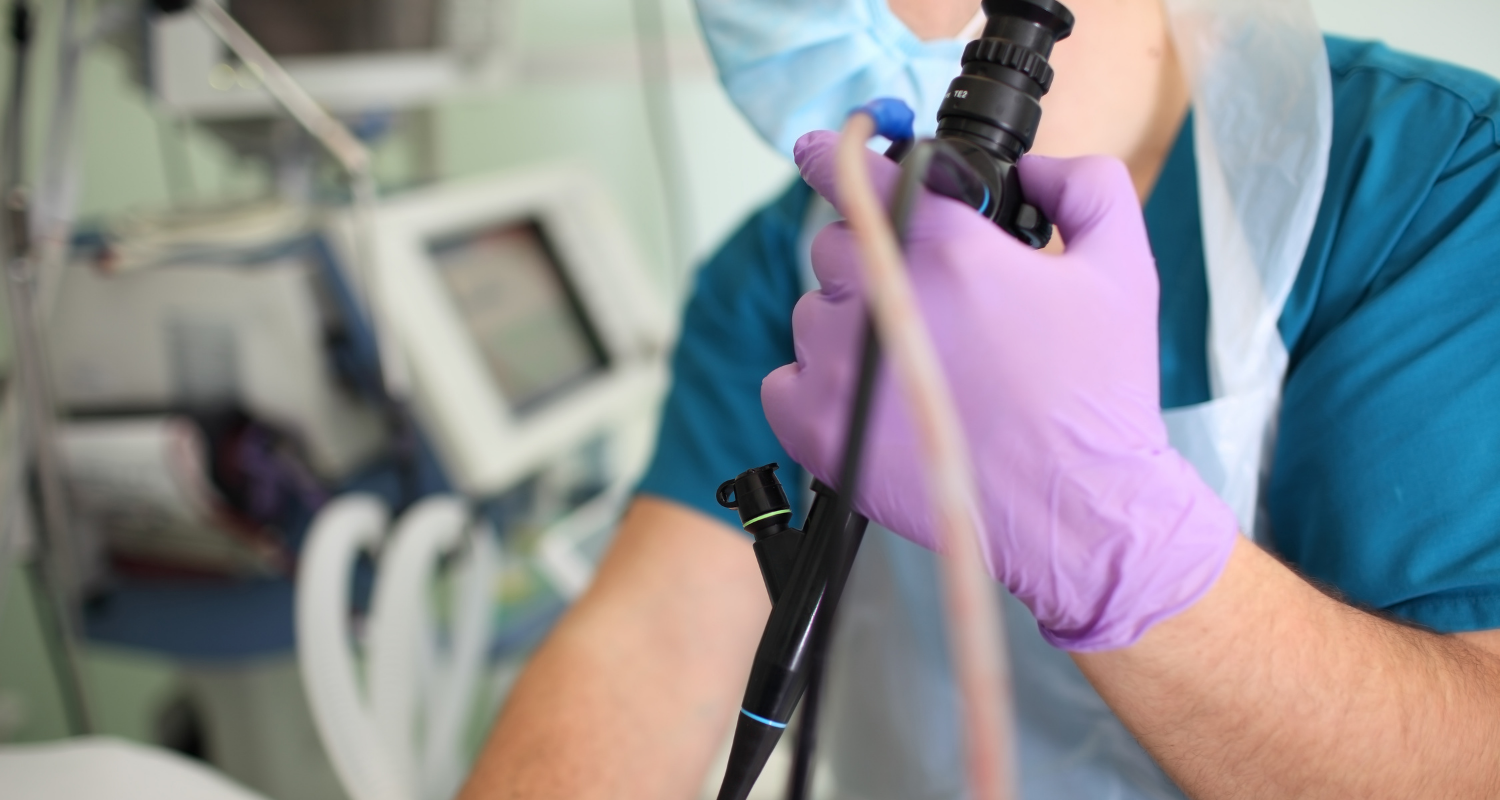 Médico fazendo uso de instrumento para broncoscopia rígida representando o uso de Stents