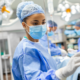 Uma médica negra com touca e máscara fazendo o uso da ECMO