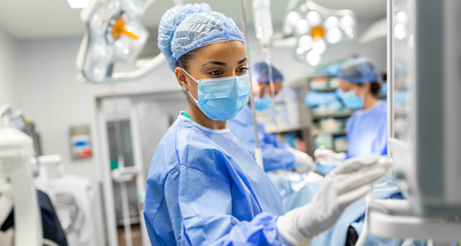 Uma médica negra com touca e máscara fazendo o uso da ECMO