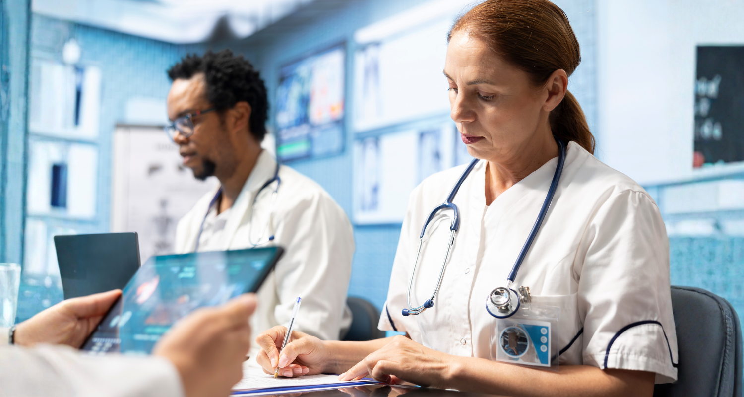 Imagem de dois médicos, um homem negro e uma mulher com cabelos ruivos, estudando para representar as especializações do Ensino InCor