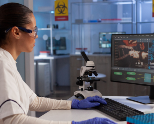 Representação da atuação do Medical Science Liaison com uma médica sentada em sua mesa e analisando alguns dados em seu computador