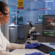 Representação da atuação do Medical Science Liaison com uma médica sentada em sua mesa e analisando alguns dados em seu computador